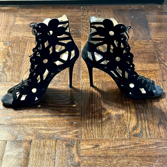 MANOLO BLAHNIK BLACK KAHIKA LASER-CUT FLOWER BOOTIES LACE UP HEELS -SIZE 39.5 - Picture 5 of 13